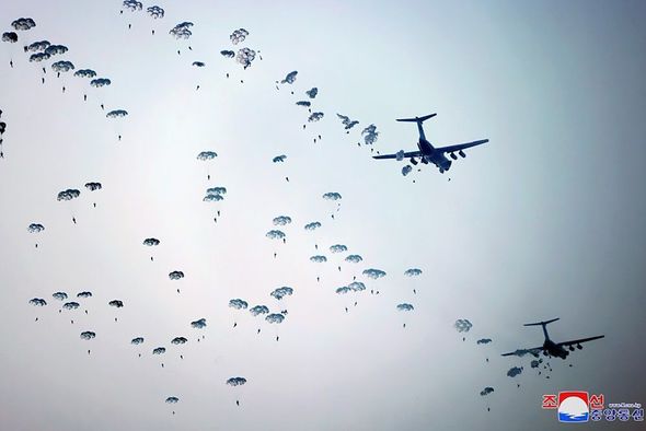 Şimali Koreyada hava-desant təlimlərinə Kim Çen In qızı ilə birlikdə rəhbərlik etdi - FOTO