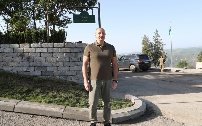 İlham Əliyev Laçın şəhərində Heydər Əliyev, Zəfər və 28 May küçələrinin kəsişməsində lövhələrin açılışını edib