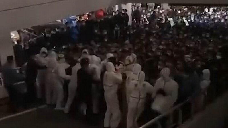 Çin aeroportunda koronavirusa yoluxmuş işçiyə görə basabas düşdü - VİDEO