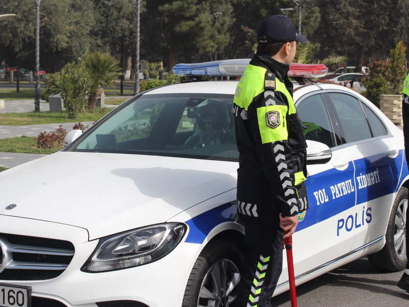 Bakıda yol polisi avtomobillə vuruldu - ANBAAN VİDEO