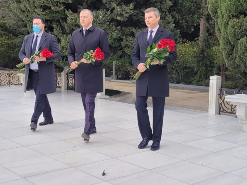 Ukraynanın Azərbaycandakı səfiri Heydər Əliyevin məzarını ziyarət etdi