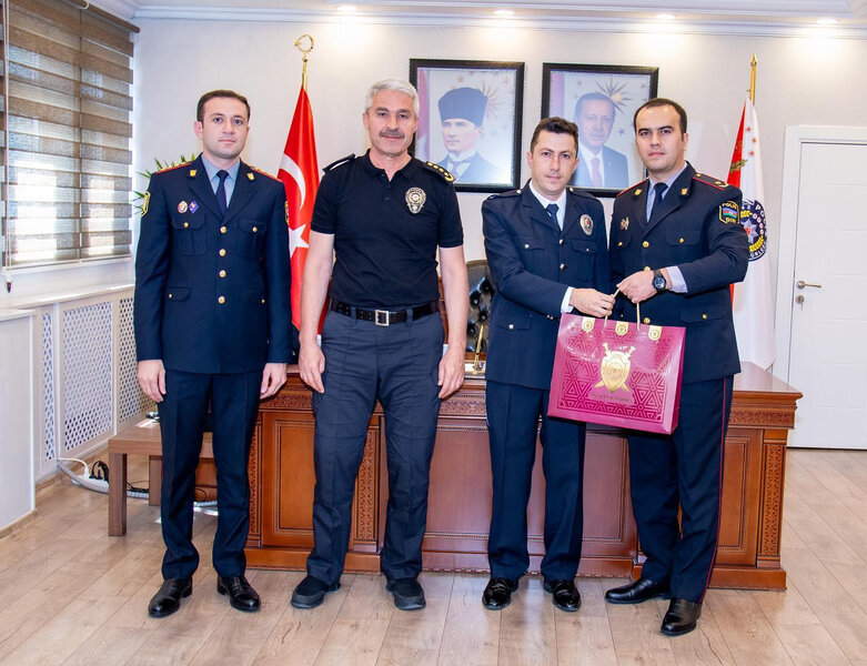Nazir bayrağımıza ehtiram göstərən türk polisi TƏLTİF ETDİ