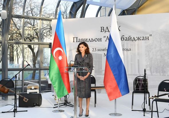 Mehriban Əliyeva Xalq Təsərrüfatı Nailiyyətləri Sərgisində "Azərbaycan" pavilyonunun açılışında - FOTO