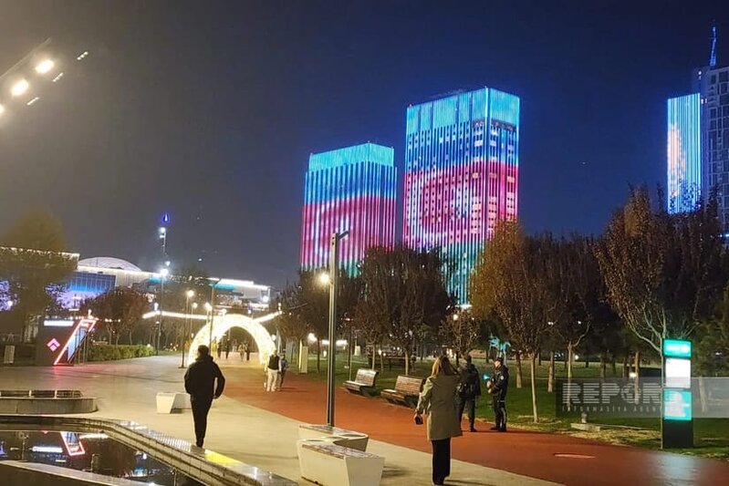 Daşkənddə Mərkəzi Asiya Sammitindən əvvəl binalarda Azərbaycan bayrağı proyeksiya olunub