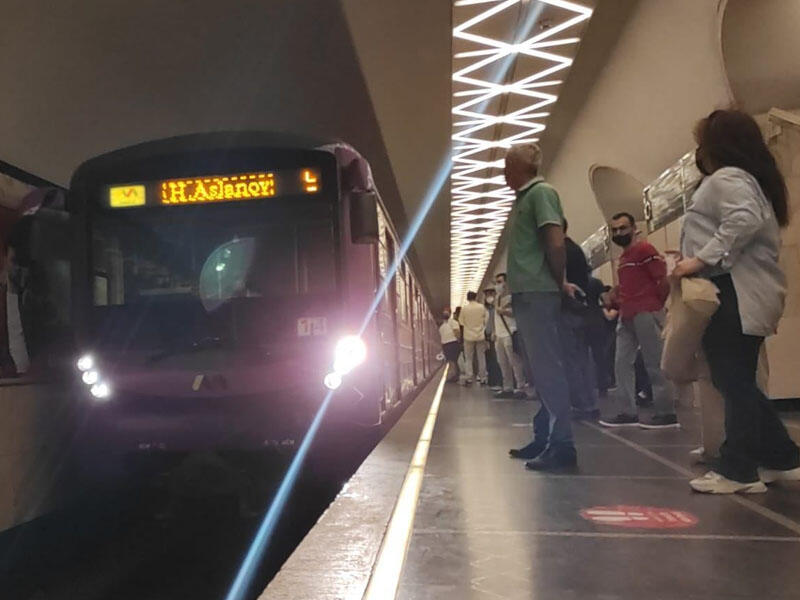 Metroda problem - sərnişinlər qatardan düşürüldü
