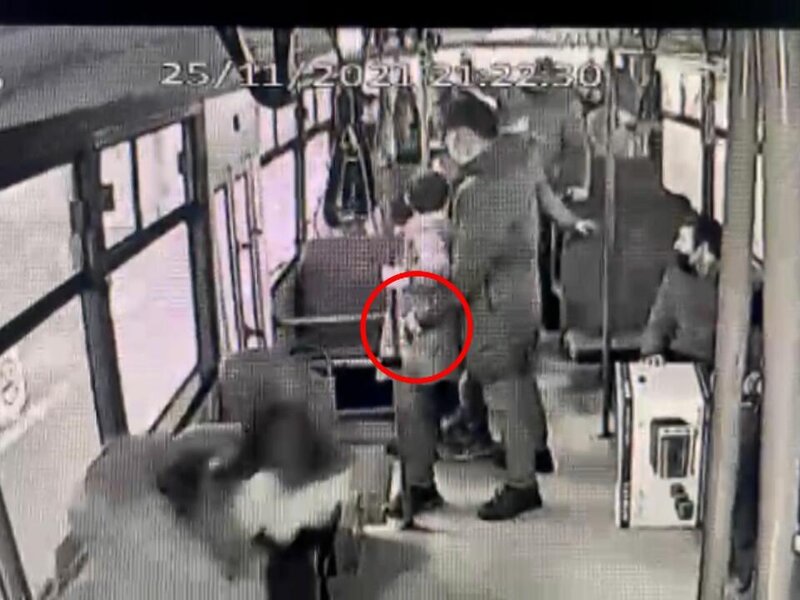 Bakıda yaşlı qadın avtobuslarda həmcinslərinin çantasına belə girirmiş - VİDEO