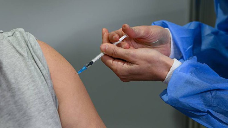 29 ay ərzində 217 dəfə COVID vaksini vurdurdu