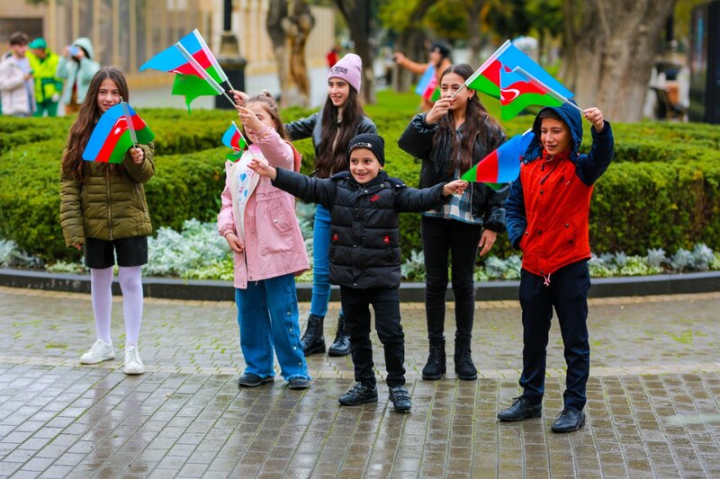 Zəfər və Bayraq günləri münasibətilə paytaxt sakinlərinə bayraqlar paylanıldı