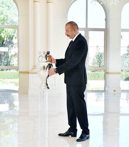 AVRO-2020-nin kuboku İlham Əliyevə təqdim olundu - FOTO