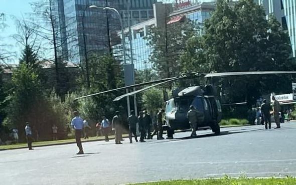 ABŞ-ın hərbi helikopteri Buxarestin mərkəzində qəza enişi etdi - FOTO/VİDEO