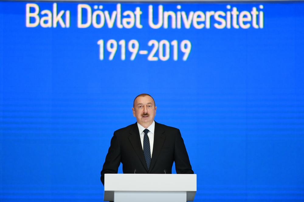 İlham Əliyev BDU-nun 100 illik yubileyi münasibətilə keçirilən mərasimdə - FOTO