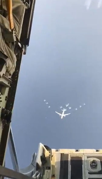 Jurnalist fotosessiyada qırıcıların necə "poza verdiyini" göstərdi - FOTO/VİDEO