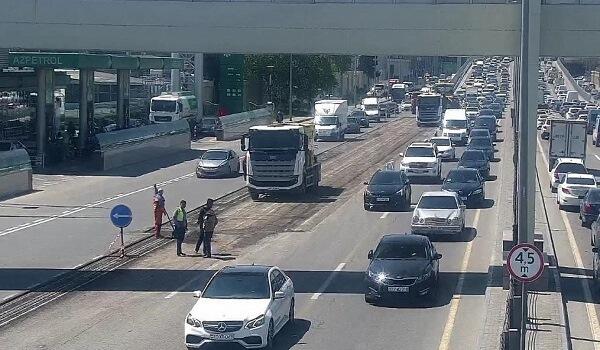 Ziya Bünyadovda yol qazılır, sıxlıq yarandı