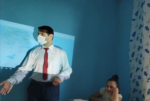 Ucqar kənddə çalışan azərbaycanlı müəllim distant təhsili fərqli üsulla əvəz etdi - FOTO