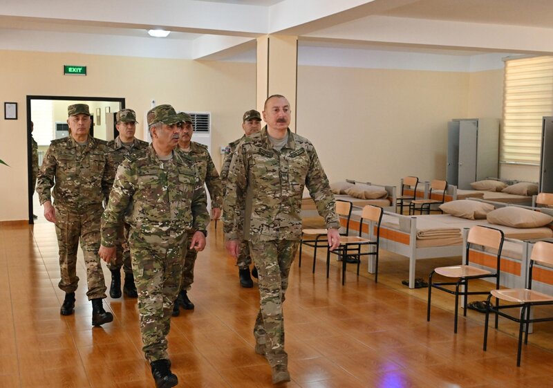 İlham Əliyev MN-in komando hərbi hissələrinin birində yaradılan şəraitlə tanış oldu - FOTOLAR