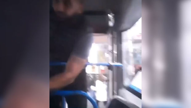 Bakıda kişi avtobus sürücüsünə hücum etdi - VİDEO