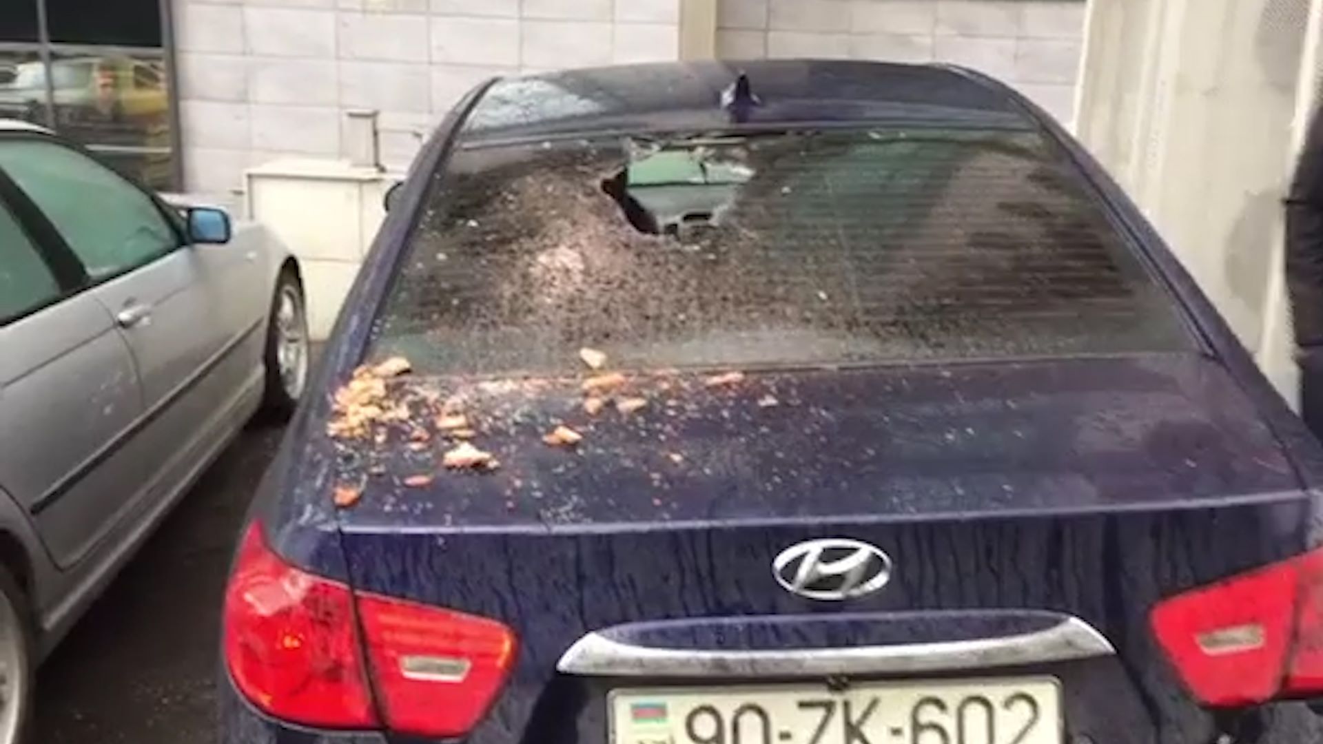 Bakıda maşınların üstünə kərpic atdılar - FOTO/VİDEO