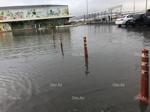 "Binə" ticarət mərkəzinin dayanacağını su basıb - FOTOLAR