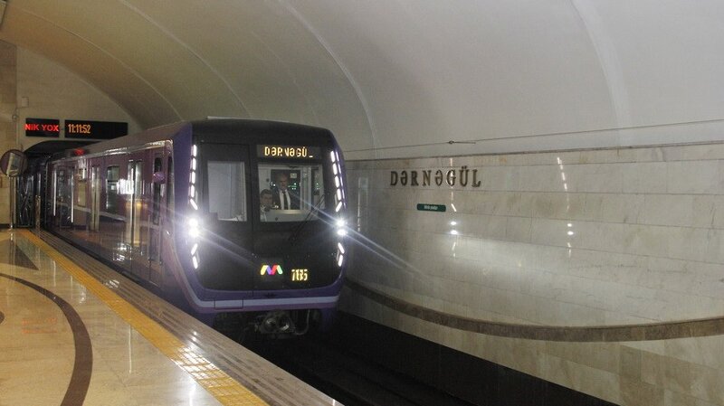 Bakı metrosunda qatar yoluna düşən sərnişin vəfat etdi