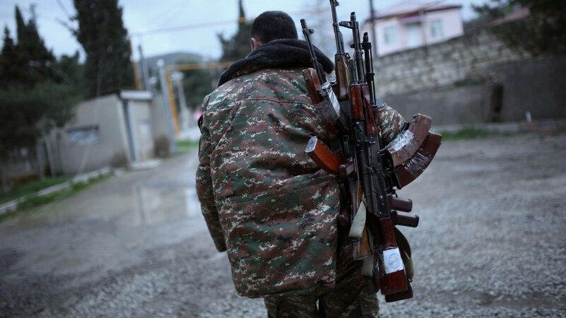 Ermənistan TƏŞVİŞDƏ: Əsgərlərin gizlətdiyi silahlar İrəvana tuşlanır