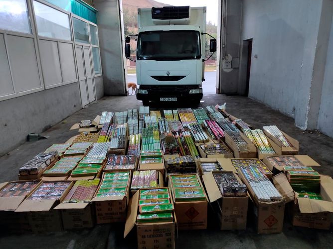 Qanunsuz yolla ölkəyə gətirilən külli miqdarda pirotexniki vasitələr aşkarlanıb