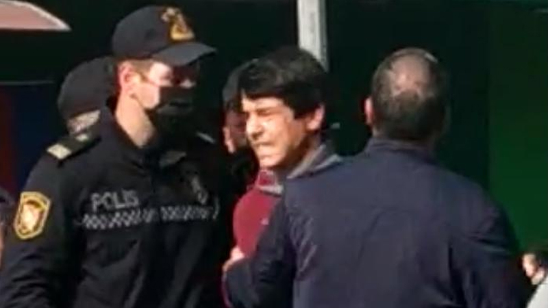 Polis malları yanan sahibkarın oğlunu saxladı, insanlar etiraz etdi - VİDEO