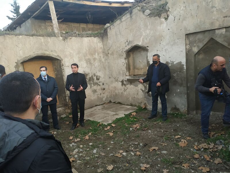 Hikmət Hacıyev dağıdılmış məsciddə çıxış etdi