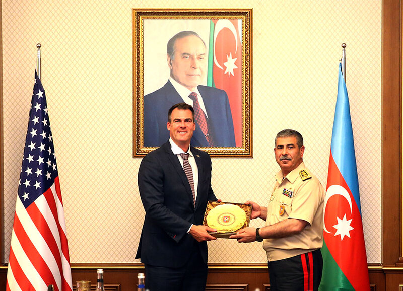 Zakir Həsənov ABŞ generalı ilə sərhəddəki vəziyyəti müzakirə etdi