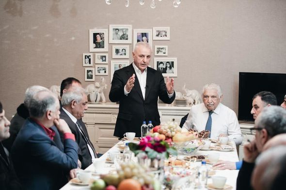 Ülvi Quliyev Yasamal rayon Ağsaqqallar Şurasının sədrini evində ziyarət edib - FOTO