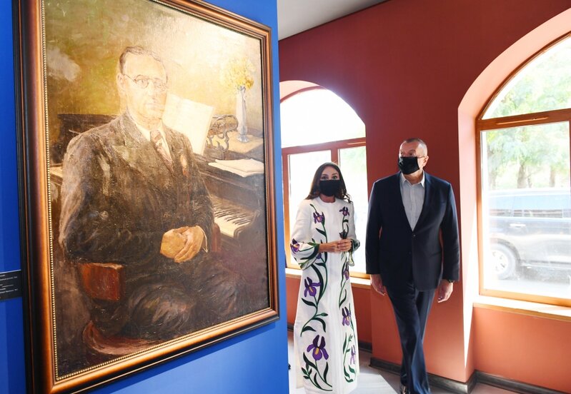 Prezident və xanımı Heydər Əliyev Fondu tərəfindən Şuşada təşkil edilən sərgilərlə tanış olublar
