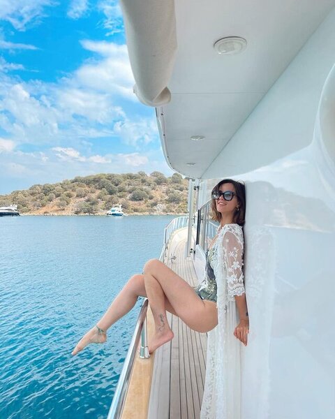 Tanınmış aktrisa gəmidə bikinili görüntülərini paylaşdı - FOTOLAR