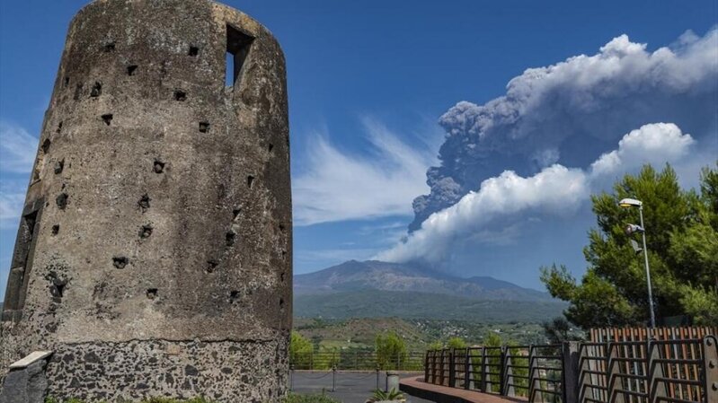 İtaliyada Etna vulkanı yenidən oyandı