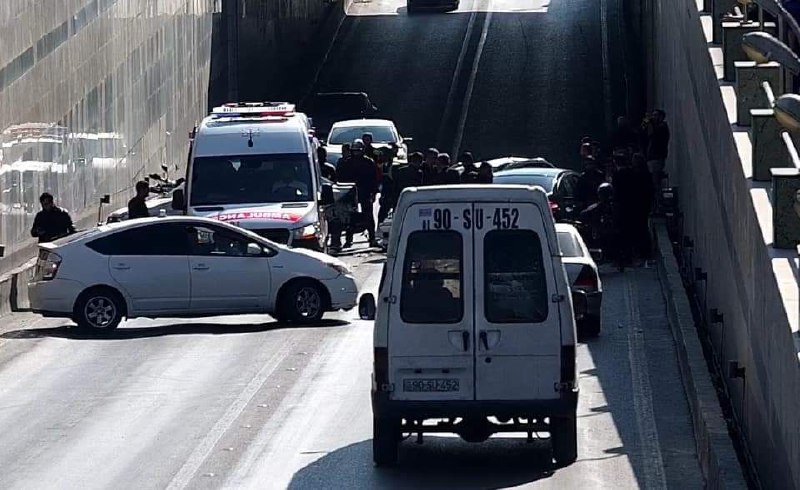 Bakıda tuneldəki qəza tıxac yaratdı - Foto