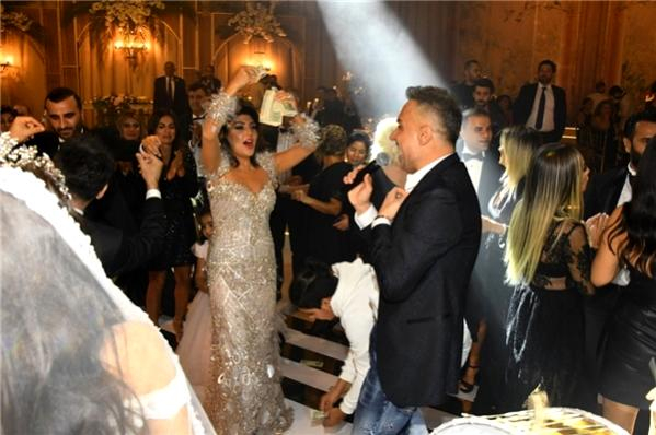 Tanınmış müğənni toyda dollar yağışına tutuldu - FOTOLAR