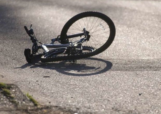 Avtomobil velosiped sürən uşaqları vurdu