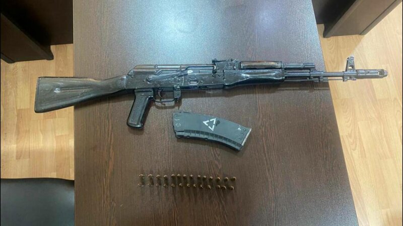 Bakıda 'Kalaşnikov'la gəzən şəxs saxlanıldı - FOTO