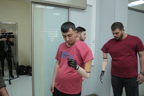 Daha bir qrup qazi ən müasir elektron protezlərlə təmin edildi - FOTO
