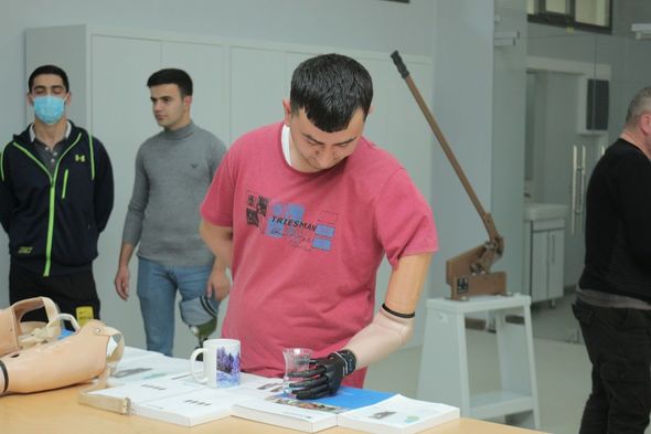 Daha bir qrup qazi ən müasir elektron protezlərlə təmin edildi - FOTO
