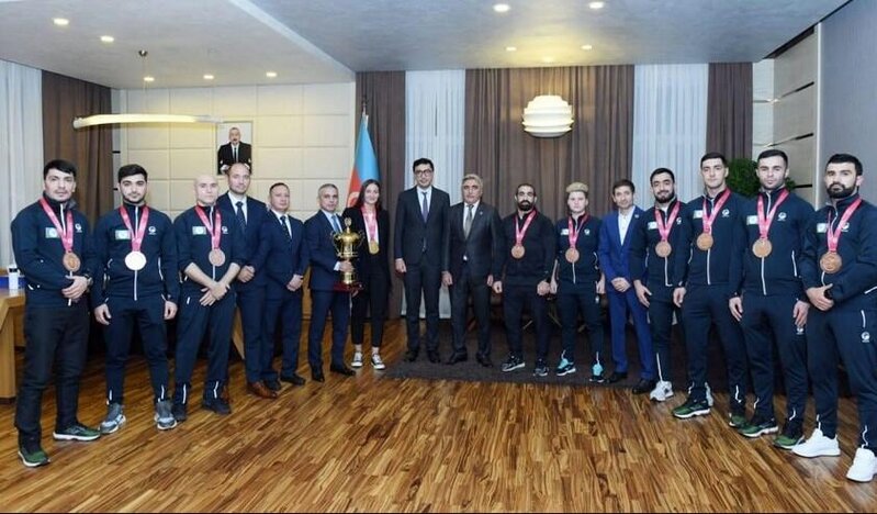 Fərid Qayıbov dünya çempionatında medal qazanmış karateçilərlə görüşdü