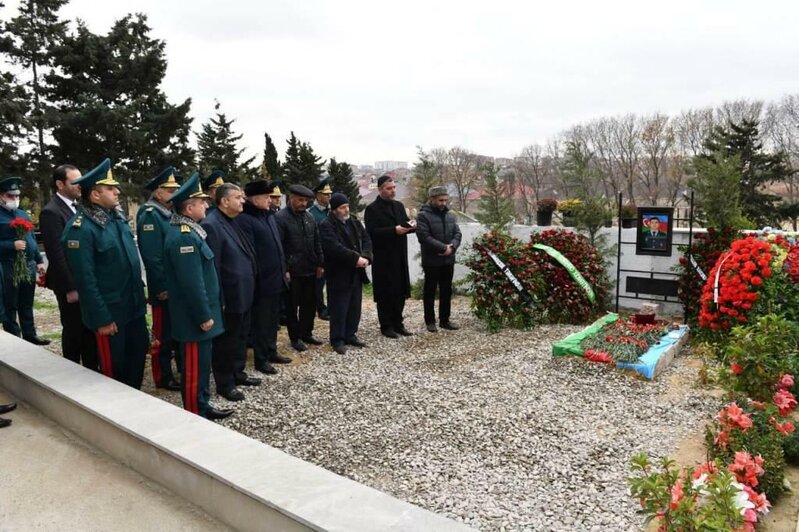 Elçin Quliyev şəhid hərbçilərin məzarlarını ziyarət etdi - FOTO