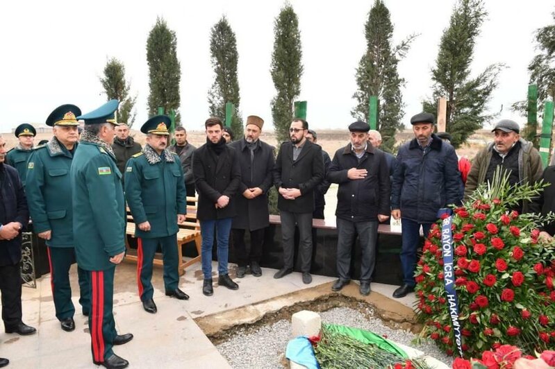 Elçin Quliyev şəhid hərbçilərin məzarlarını ziyarət etdi - FOTO