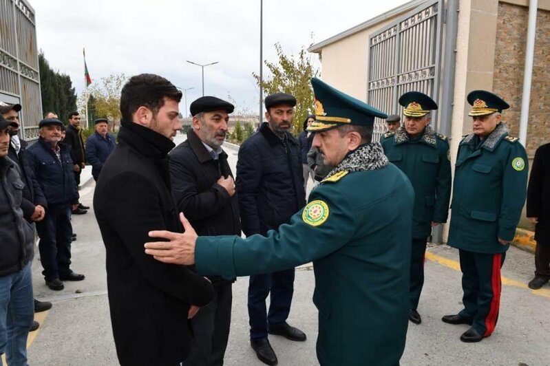 Elçin Quliyev şəhid hərbçilərin məzarlarını ziyarət etdi - FOTO