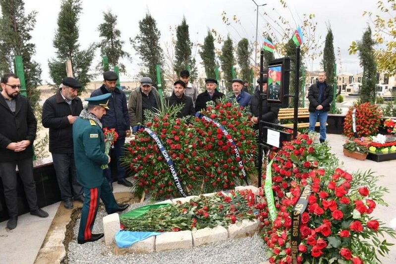 Elçin Quliyev şəhid hərbçilərin məzarlarını ziyarət etdi - FOTO