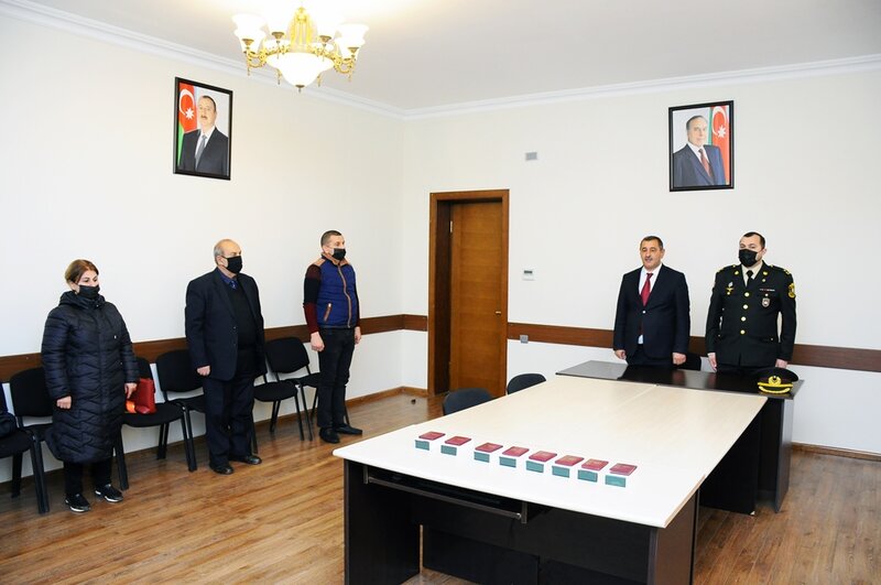 Şəhid ailələrinə, qazilərə və Vətən müharibəsi iştirakçılarına medallar təqdim olundu - FOTOLAR