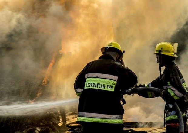 Bakıda yanğın: 2 nəfər zəhərləndi, 15 sakin təxliyə olundu - YENİLƏNİB