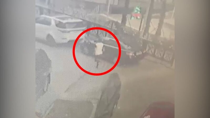 28 May'da pulla dolu çantanı aparan şəxs kameraya düşdü - VİDEO