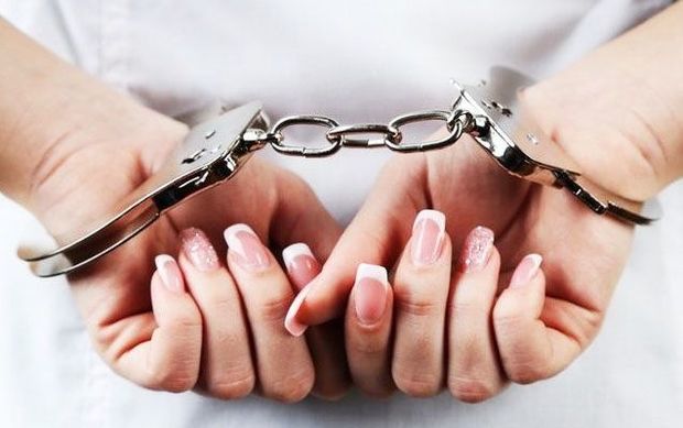 Narkotik satan qadın tutuldu