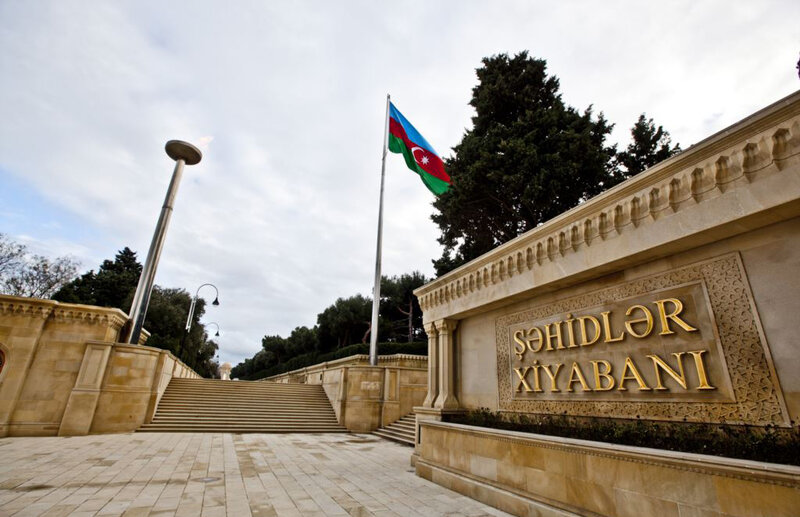 Vyaçeslav Volodin Fəxri və Şəhidlər xiyabanlarını ZİYARƏT ETDİ