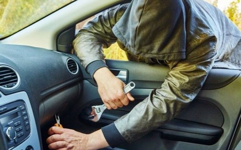 Bakıda avtomobildən 17 min manat OĞURLANDI