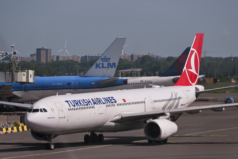 Bakı-İstanbul təyyarəsi təcili eniş etdi